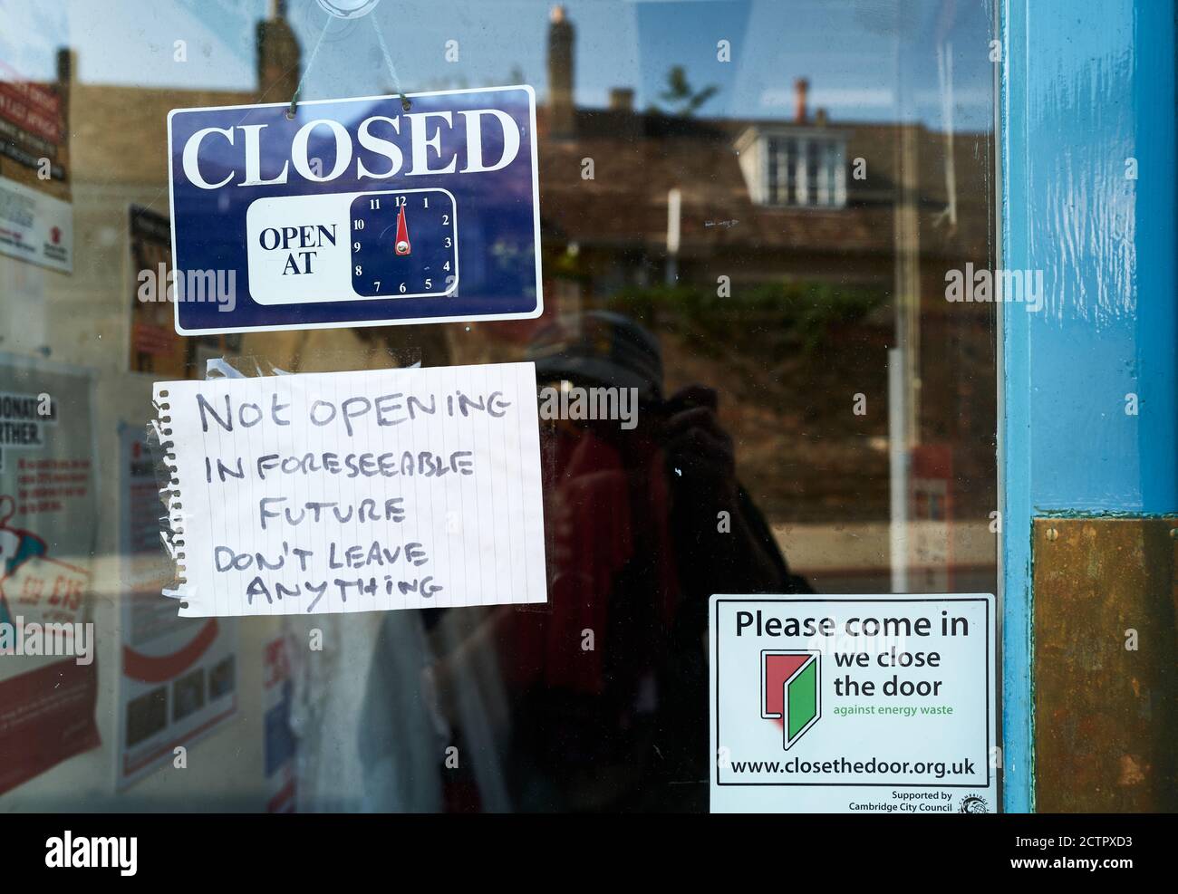 Krasser Hinweis (im Fenster des Wohltätigkeitsladens, Cambridge, England, September 2020) über die Schließung für die absehbare Zukunft, aufgrund der Coronavirus-Krise. Stockfoto