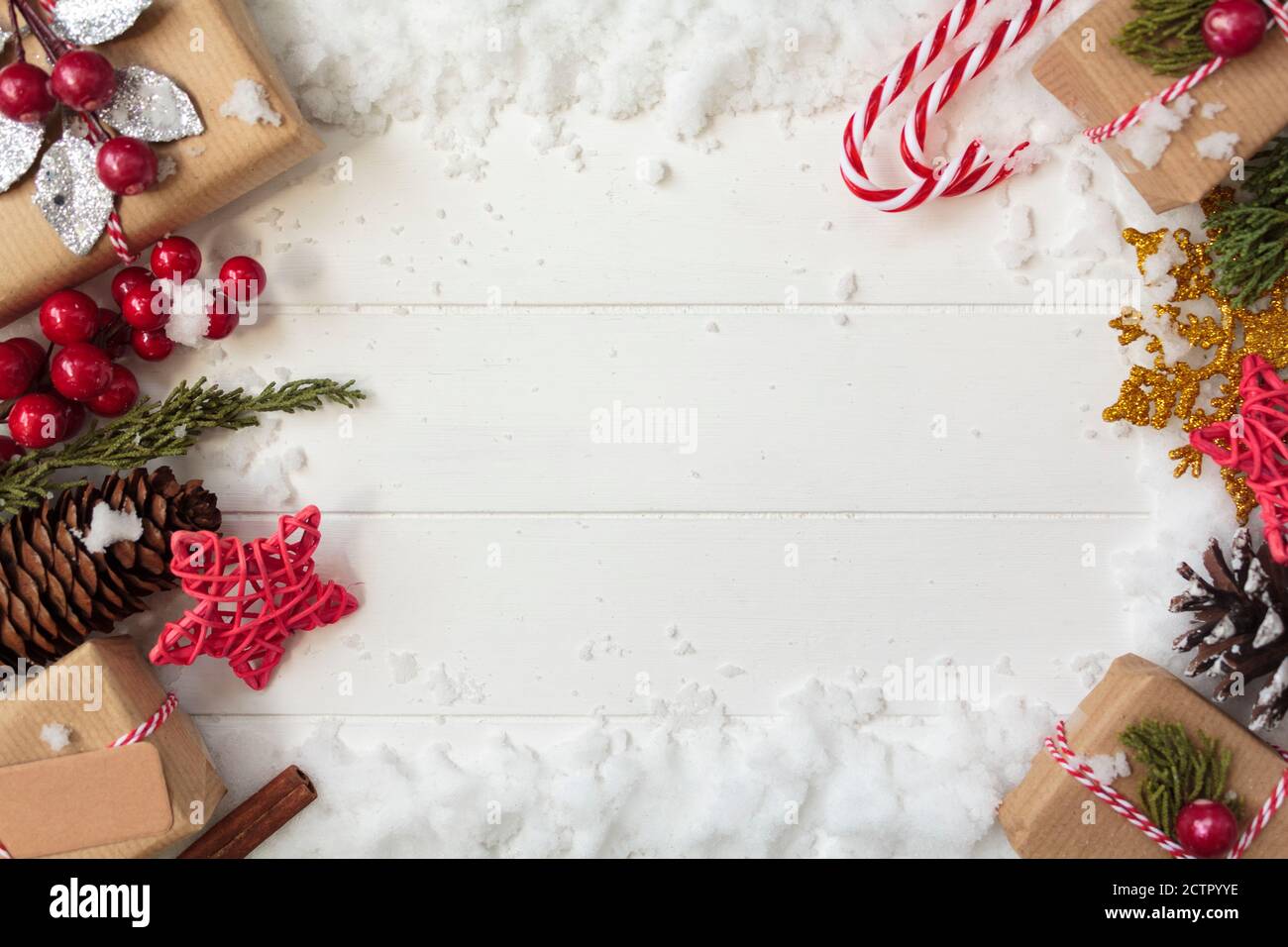 Weihnachtsdekoration doppelte Seitenrand auf schneeweißen Holztisch mit Kopie Raum. Weihnachten Hintergrund Stockfoto