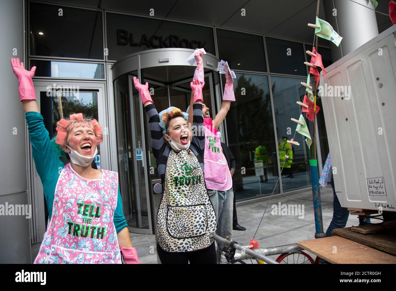 Extinction Rebellion „irty Scrubbers“ altmodische Wascherinnen ‘dLockenwicklern waschen und waschen ihre „irty money“- und Greenwash-Flecken ‘DFinanzviertel der City of London in einer Performance, die die Korruption von Großunternehmen und Banken am 9. September 2020 in London, Großbritannien, hervorheben soll. Hier ist der Protest außerhalb von BlackRock: Investment Management & Financial Services. Die Aktivisten riefen aus, dass Leute von den Banken kommen und ihr schmutziges Geld in ihre Waschmaschinen bringen sollten. Extinction Rebellion ist eine 2018 gestartete Klimagruppe und hat gewonnen Stockfoto