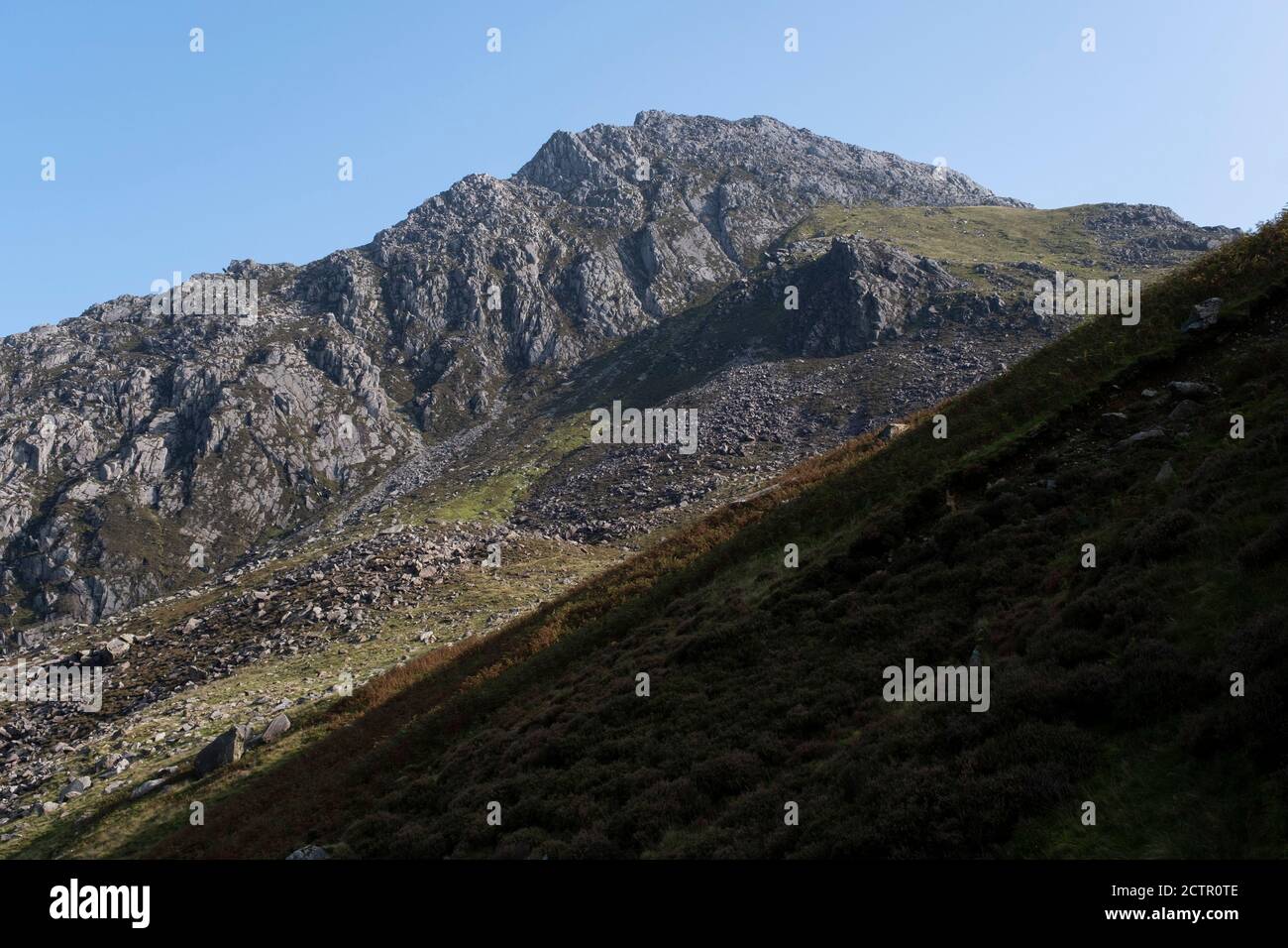 Landschaftsansicht in den Bergen rund um Llyn Idwal im Cwm Idwal National Nature Reserve am 17. September 2020 in Pont Pen-y-benlog, Snowdonia, Wales, Vereinigtes Königreich. Llyn Idwal ist ein kleiner See, der in Cwm Idwal in den Glyderauer Bergen von Snowdonia liegt. Es ist nach Prinz Idwal Foel benannt, einem Enkel von Rhodri Mawr, einem der alten Könige von Wales. Stockfoto