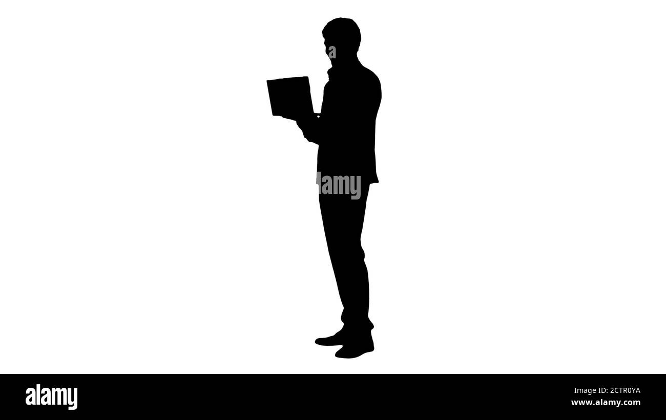 Silhouette lächelnd jungen Geschäftsmann mit Laptop im Stehen Stockfoto