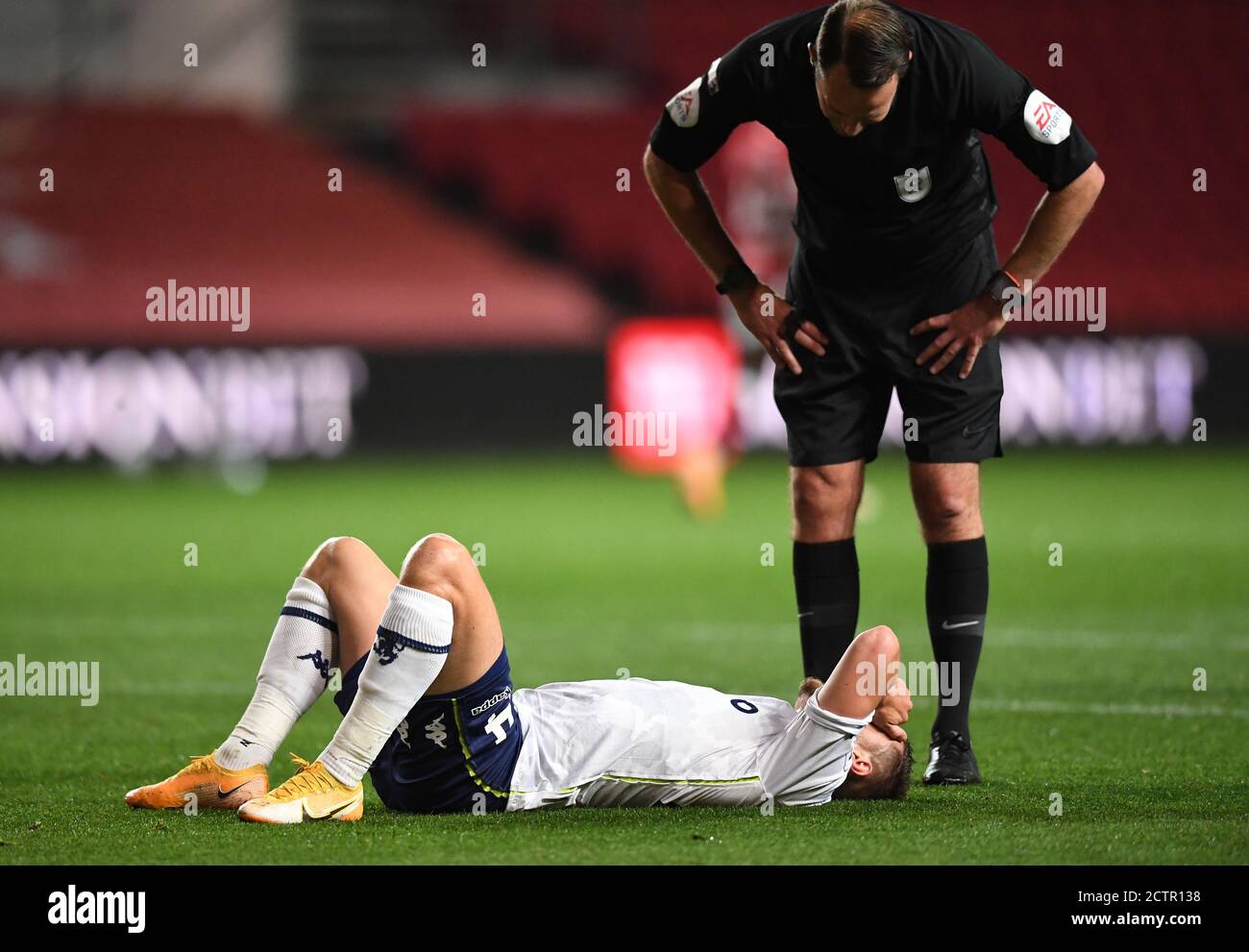 Ashton Gate Stadium, Bristol, Großbritannien. September 2020. English Football League Cup, Carabao Cup Football, Bristol City gegen Aston Villa; Frederic Guilbert von Aston Villa liegt verletzt, nachdem er schmerzhaft vom Ball getroffen wurde Kredit: Action Plus Sports/Alamy Live News Stockfoto