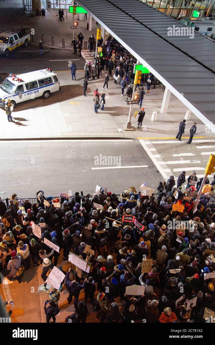High Angle Blick auf die Menschenmenge bei Protest gegen muslimische Reiseverbot, JFK Airport, New York, New York, USA Stockfoto
