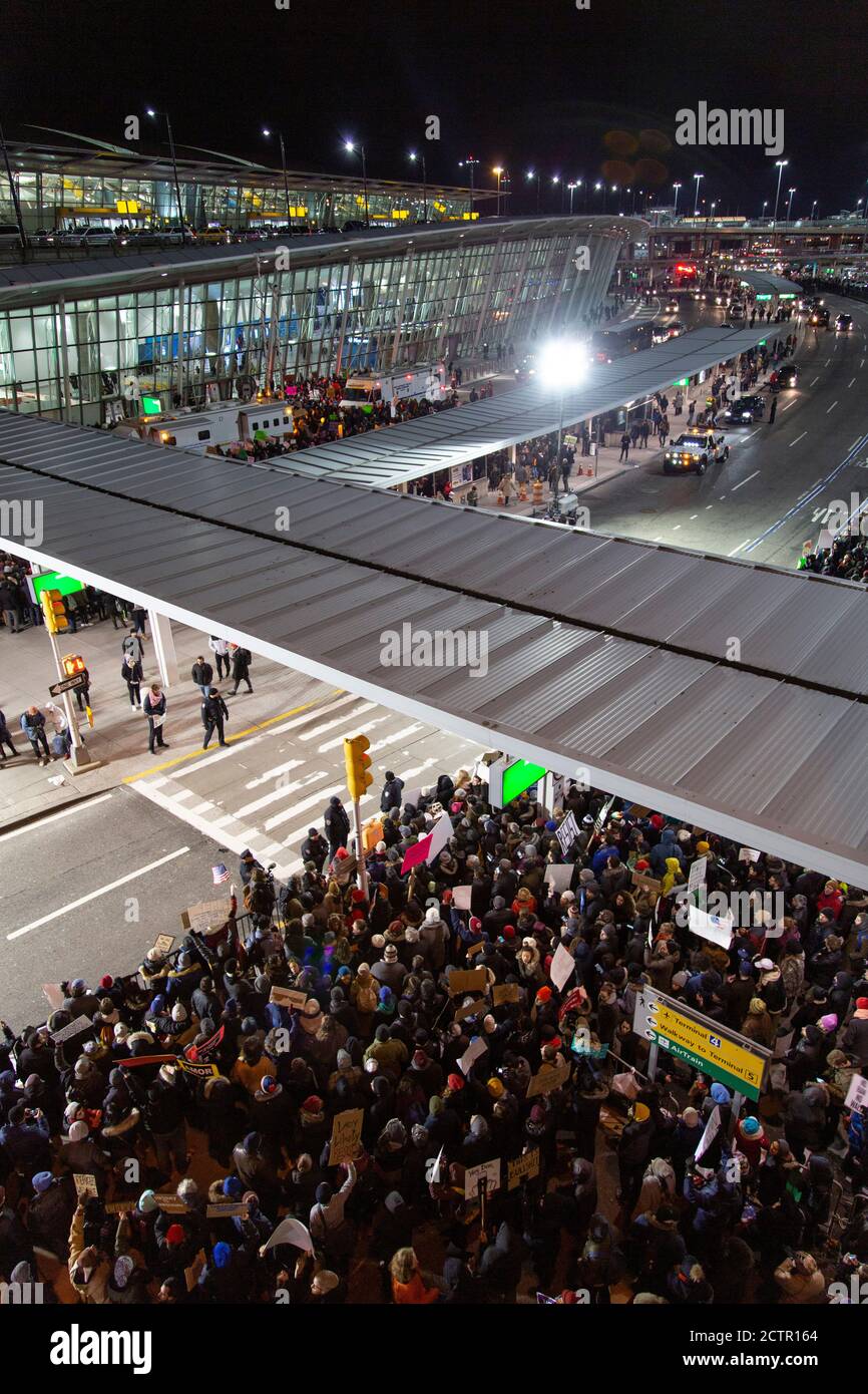 High Angle Blick auf die Menschenmenge bei Protest gegen muslimische Reiseverbot, JFK Airport, New York, New York, USA Stockfoto