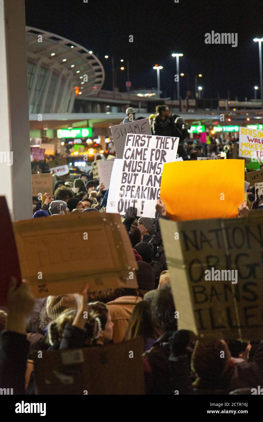 Menschenmenge hält Schilder auf Protest gegen muslimische Reiseverbot, JFK Airport, New York, New York, USA Stockfoto