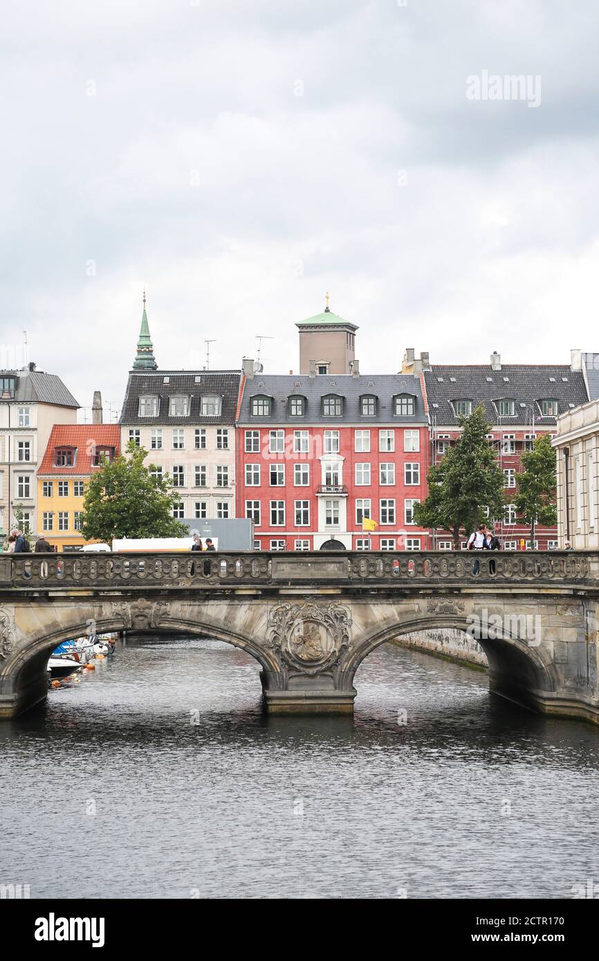 Blick auf die Marmorbrücke und die malerischen Gebäude am Frederiksholms Kanal, Kopenhagen, Dänemark Stockfoto