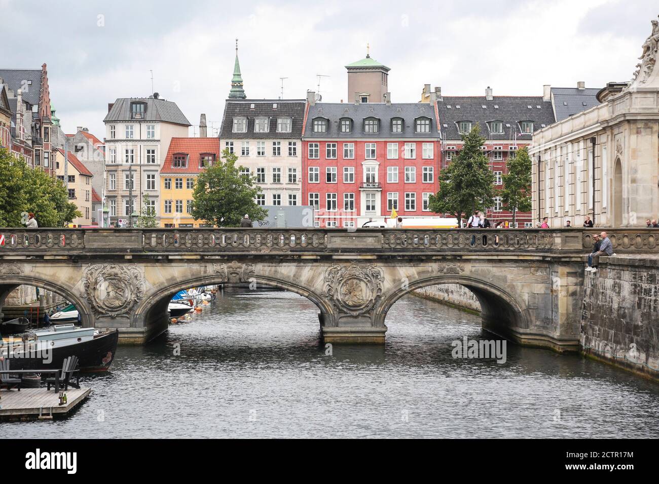 Blick auf die Marmorbrücke und die malerischen Gebäude am Frederiksholms Kanal, Kopenhagen, Dänemark Stockfoto
