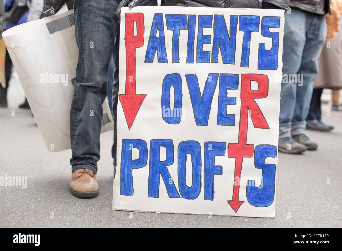 Patienten über Gewinne unterzeichnen während der Healthcare Rally, New York City, New York, USA Stockfoto
