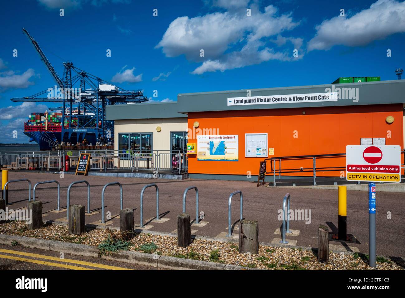 Landguard Besucherzentrum und View Point Cafe Landguard, Felixstowe, mit Blick auf den Hafen von Felixstowe. Stockfoto