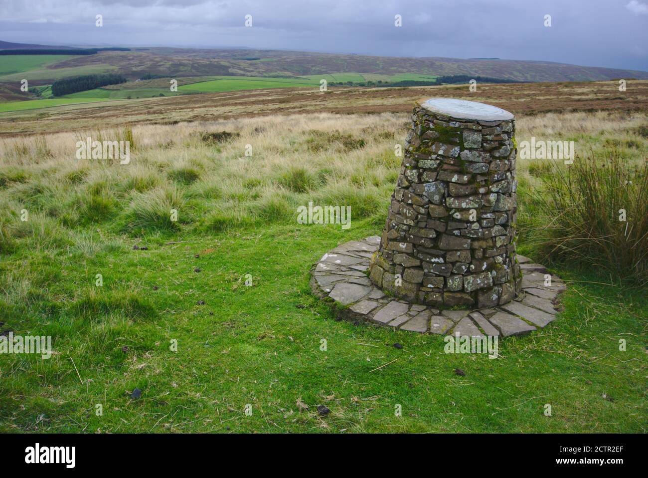 Millennium Toposcope auf einer Flechten bedeckt Cairn mit Blick auf die Berwickshire Landschaft in der Nähe von Longformacus, Scottish Borders, UK. Stockfoto
