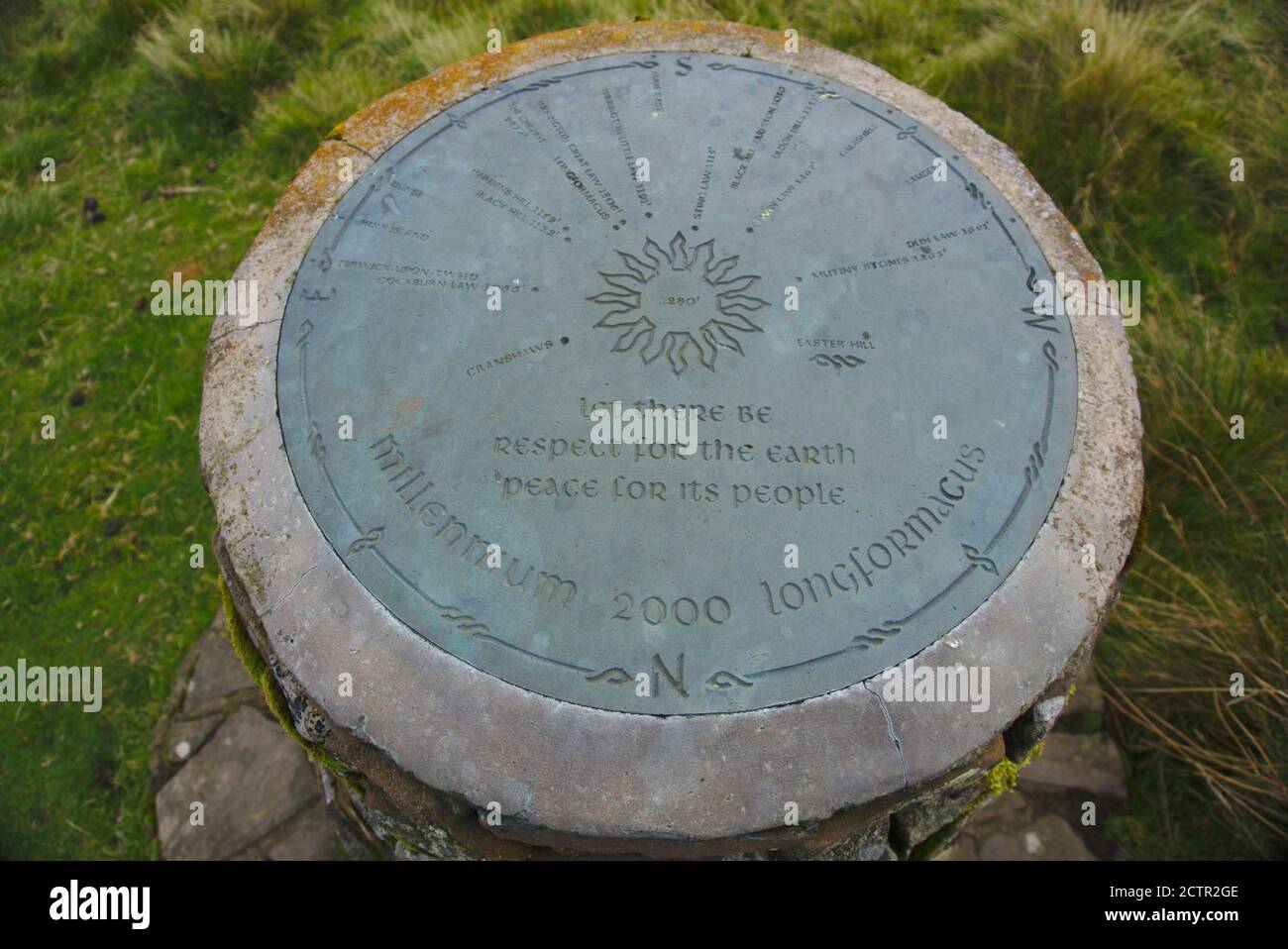 Toposkop auf der Millennium-Cairn in den Lammermuir Hügeln bei Longformacus, Berwickshire, Scottish Borders, UK. Stockfoto