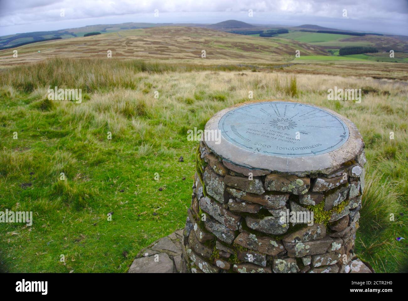 Millennium Toposcope auf einer Flechten bedeckt Cairn mit Blick auf die Berwickshire Landschaft in der Nähe von Longformacus, Scottish Borders, UK. Stockfoto