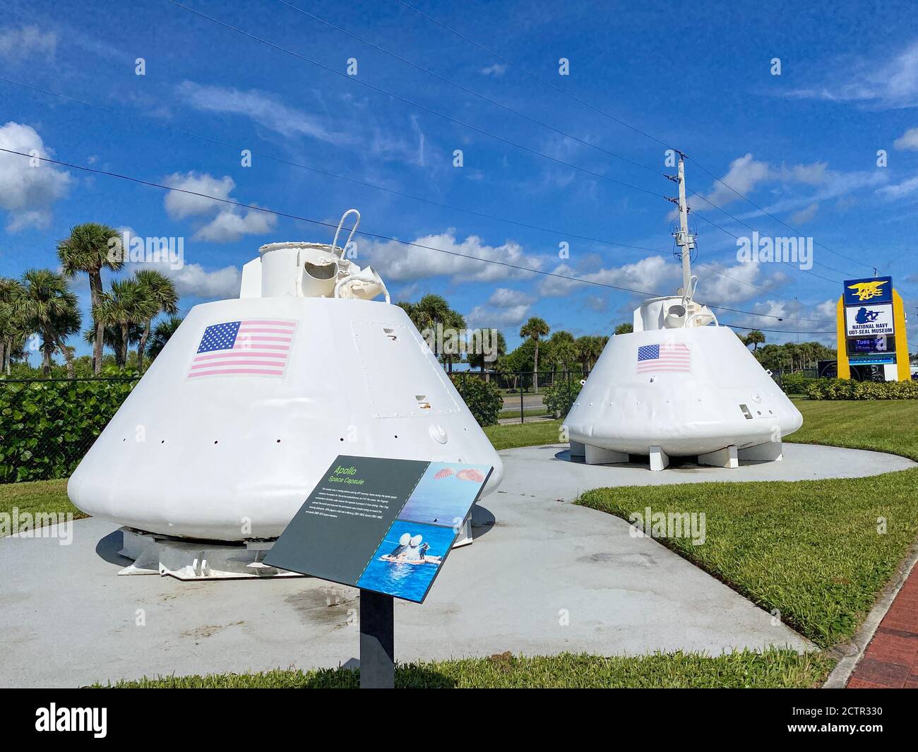 Ft. Pierce,FL/USA-9/17/20: Zwei Apollo-Weltraumkapseln, die von den Marine-ROBBEN-Teams zur Rettung des Astronauten zur Unterwasser-Demolition verwendet werden Stockfoto