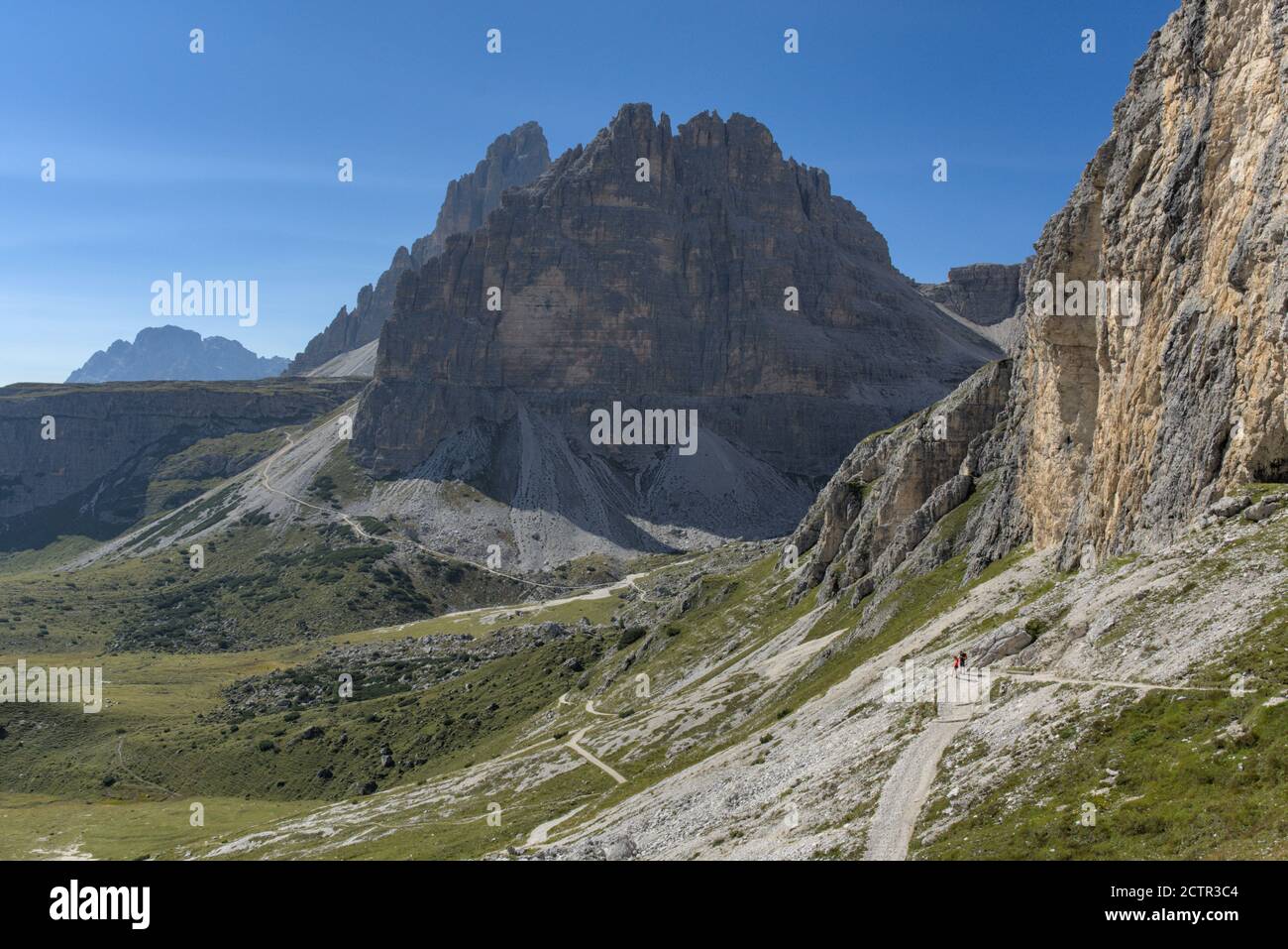 Wanderweg mit Teilblick auf den Monte Paterno in den Sextener Dolomiten, Südtirol, Italien Stockfoto