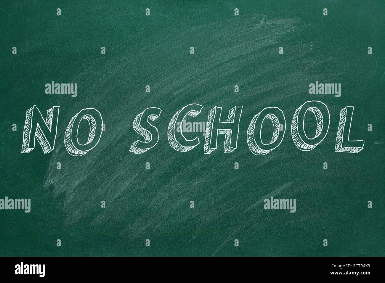 Handzeichnung Text "KEINE SCHULE" auf grüner Tafel. Stockfoto