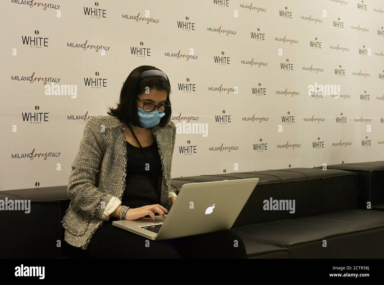 Mailand, Italien. September 2020. Italien, Mailand WEISS Mailand September 2020 Ausgabe in Sicherheit Coronavirus auf dem Foto: Journalist mit Maske Kredit: Unabhängige Fotoagentur/Alamy Live News Stockfoto