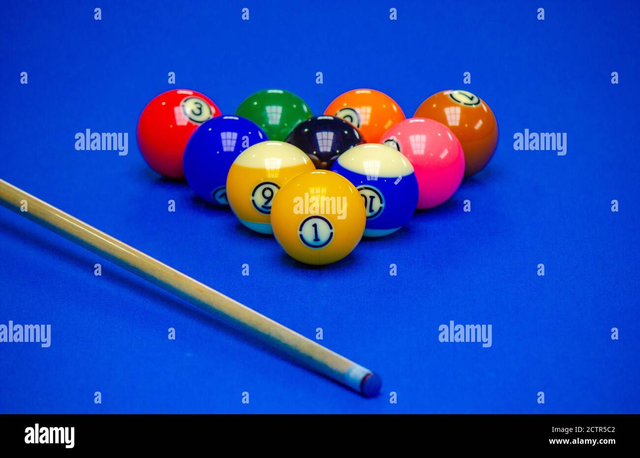 Hintergrundbild von Billardkugeln in einem blauen Billardtisch, Billard-Spiel Stockfoto