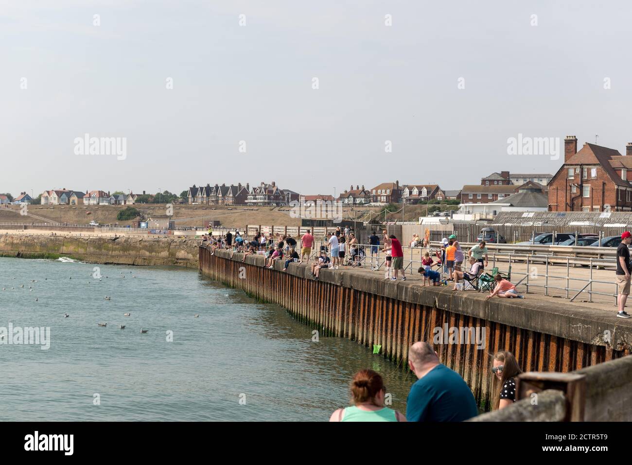 Gorleston, Norfolk, Großbritannien, 13-082020, Familien treffen sich am Hafenrand in der Küstenstadt Gorleston, um den beliebten Zeitvertreib zu genießen Stockfoto