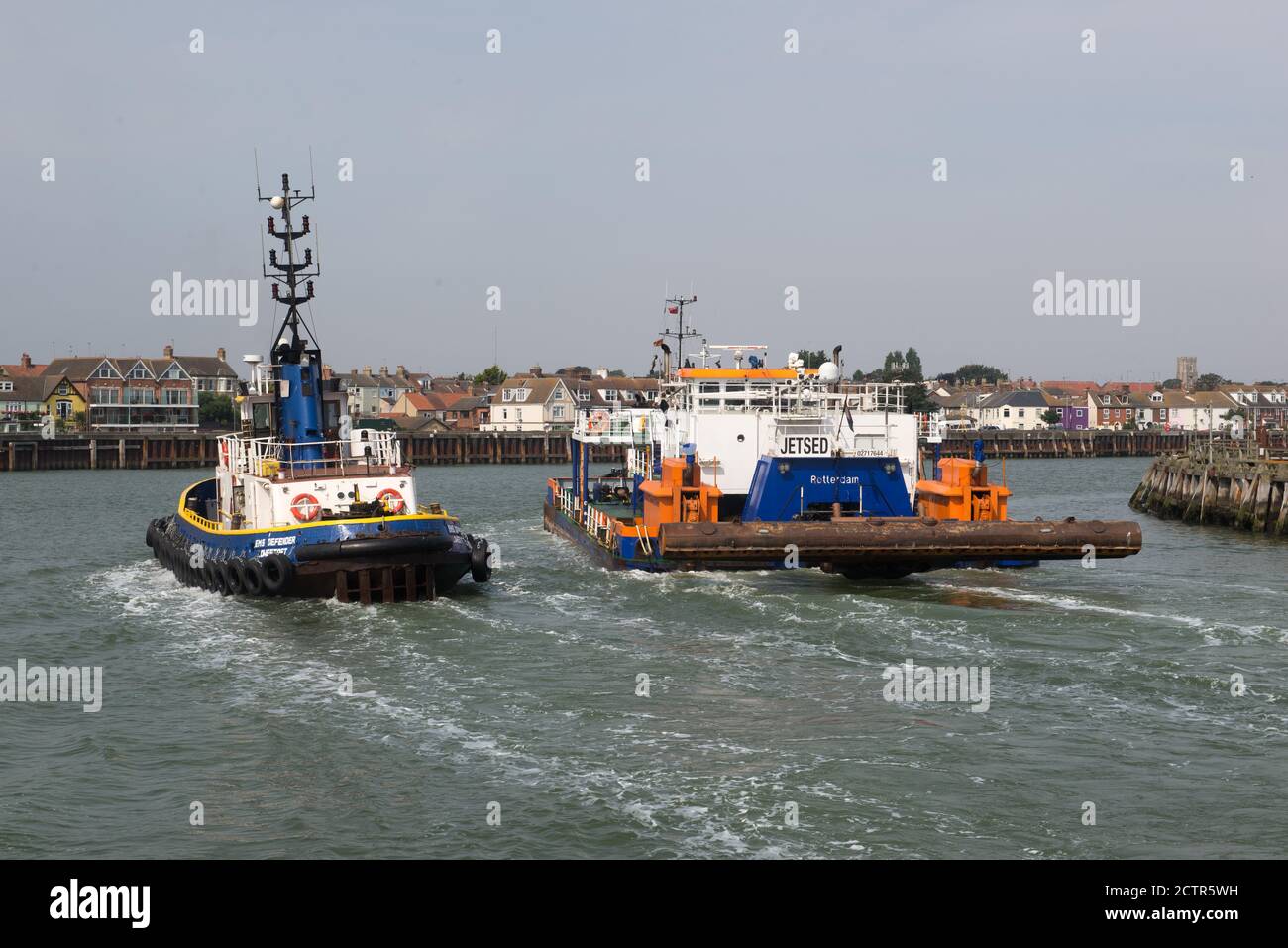 Gorleston, Norfolk, Großbritannien, 13-082020, Schlepper geathered zu Baggeroperationen Boot kommt in den Hafen Stockfoto