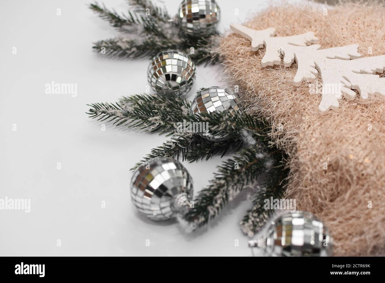 Weihnachtskugeln mit Tannenzweigen auf weißem Hintergrund Stockfoto