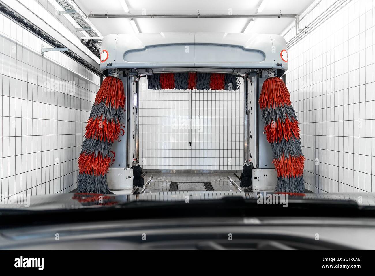 Autowaschanlage Mit Innenreinigung In Der Nähe Automatische Autowaschanlage Stockfotos und -bilder Kaufen - Alamy