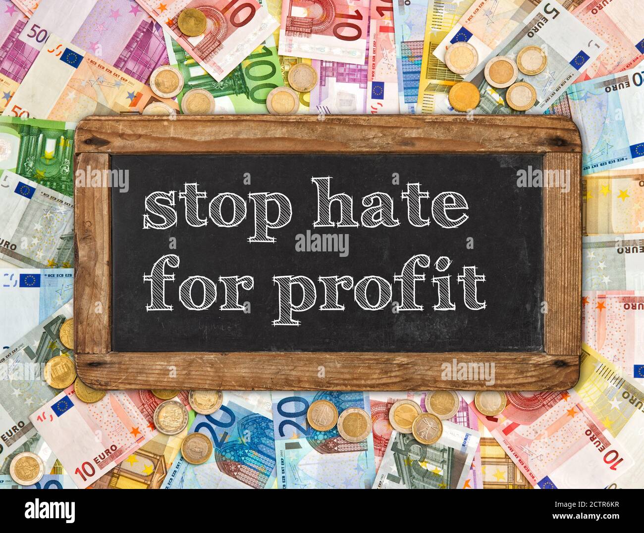 Geldhintergrund mit Tafel. Stop Hass für Profit-Konzept Stockfoto