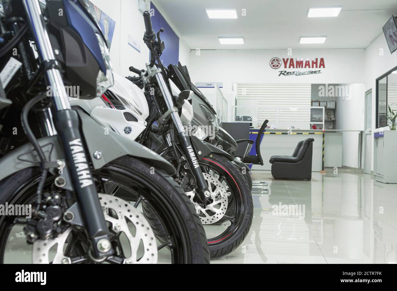 Lima, Peru - 22. September 2020: Motorräder im Showroom Yamaha Shop. Neue Motorräder und Zubehör im Motorradladen. Stockfoto