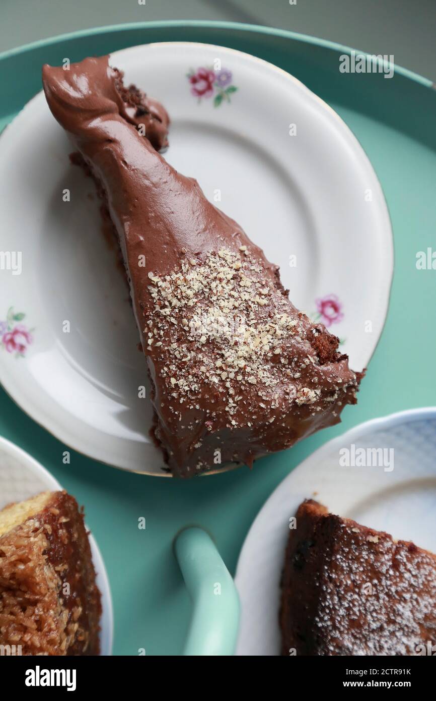 Hochwinkelansicht von Schokoladenkuchenscheiben Stockfoto