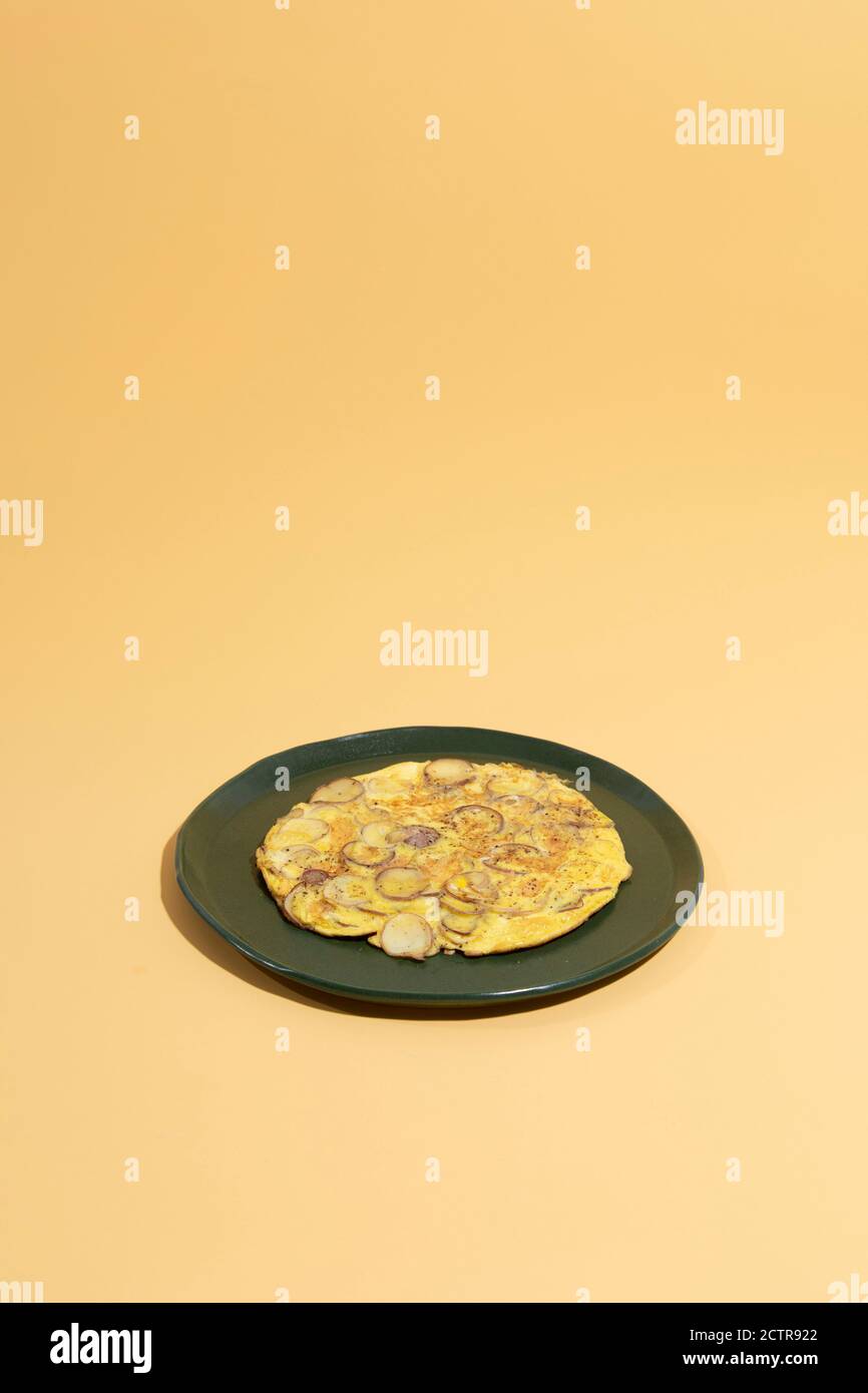 Spanische Tortilla Stil Omelettes gegen gelben Hintergrund Stockfoto