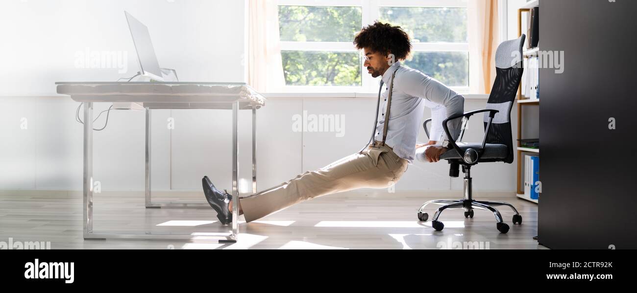 Trizeps Dip Workout Mit Stuhl Am Schreibtisch Stockfotografie - Alamy