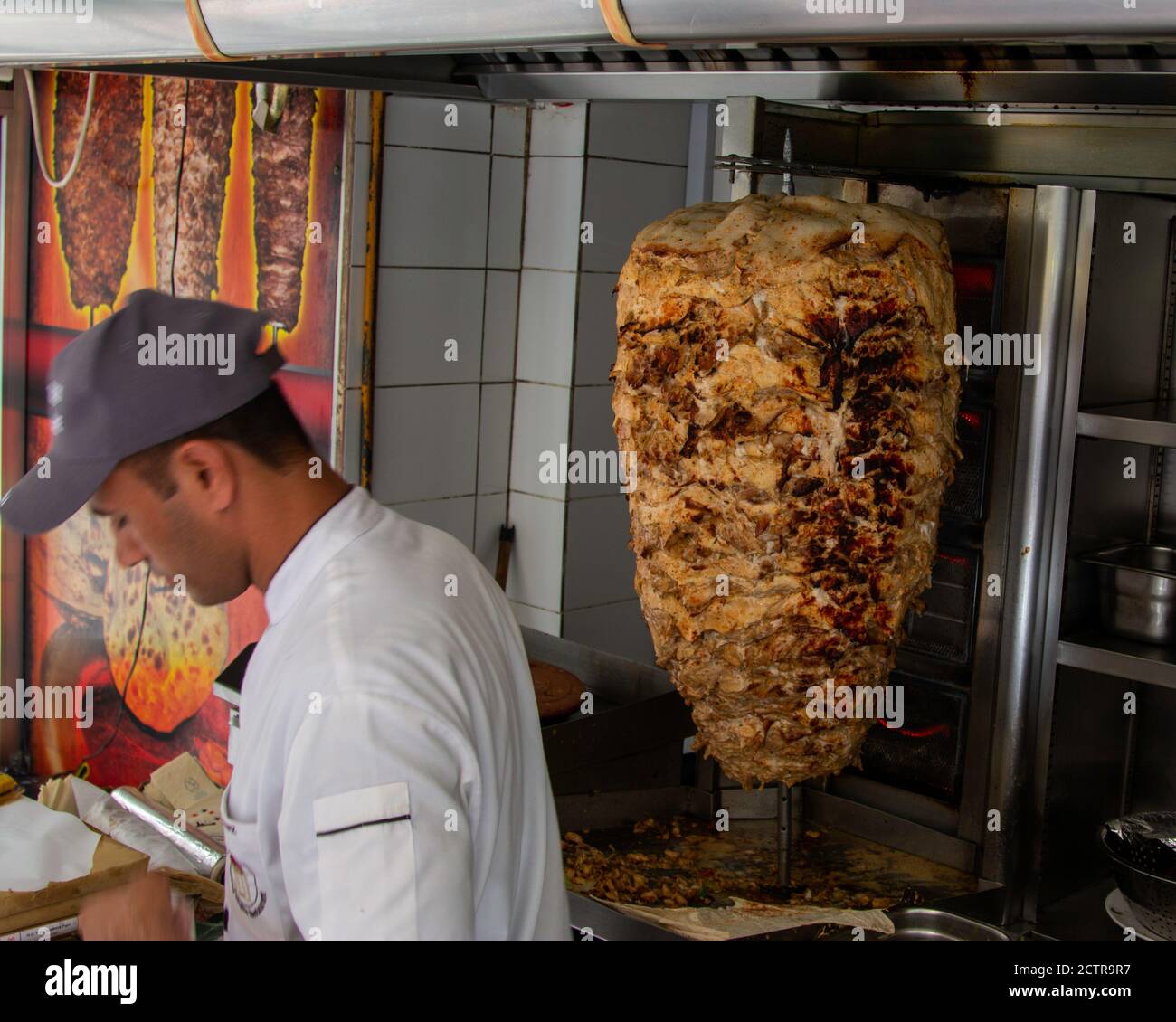 Anbieter Kochen Shawarma auf vertikalen Rotisserie auf den Straßen von Dubai, Vereinigte Arabische Emirate (VAE) Stockfoto