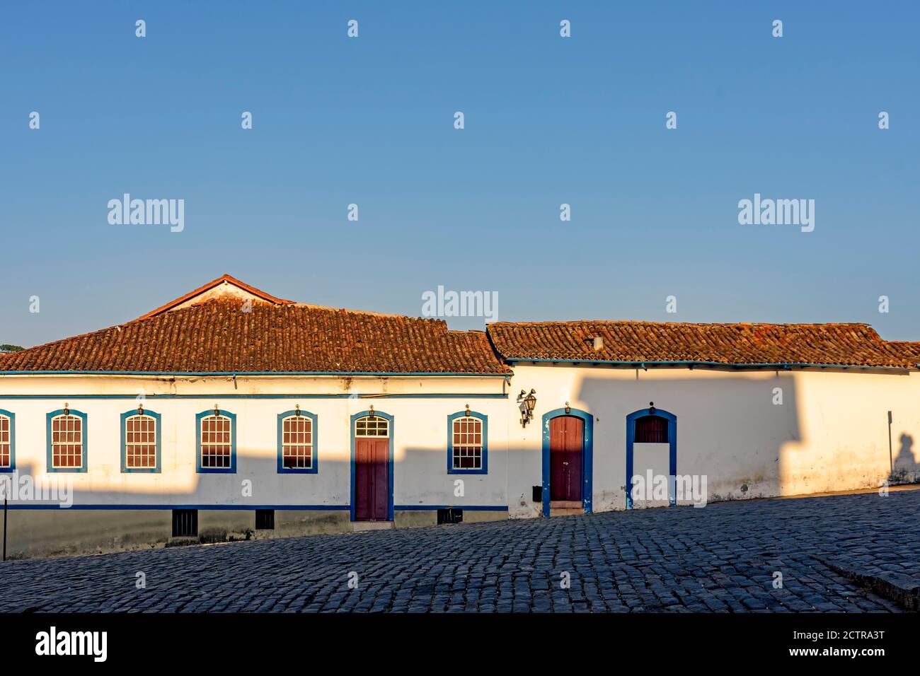 Fassade des alten Hauses im Kolonialstil Architektur in der Stadt Ouro Preto, Minas Gerais mit blauen Fenstern und Tür und den Himmel im Hintergrund Stockfoto