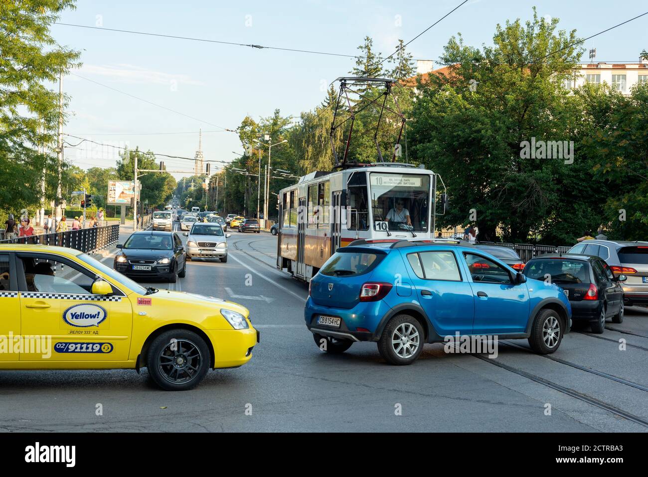 Autoverkehr während der Hauptverkehrszeit in der Innenstadt von Sofia Bulgarien Europa Stockfoto
