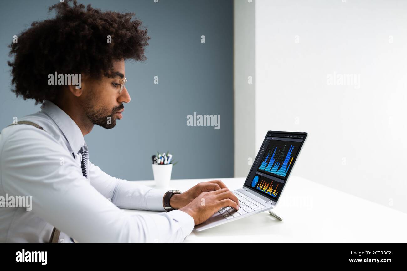 Business Data Analyst Mit Computer. Afroamerikanischer Berater Stockfoto