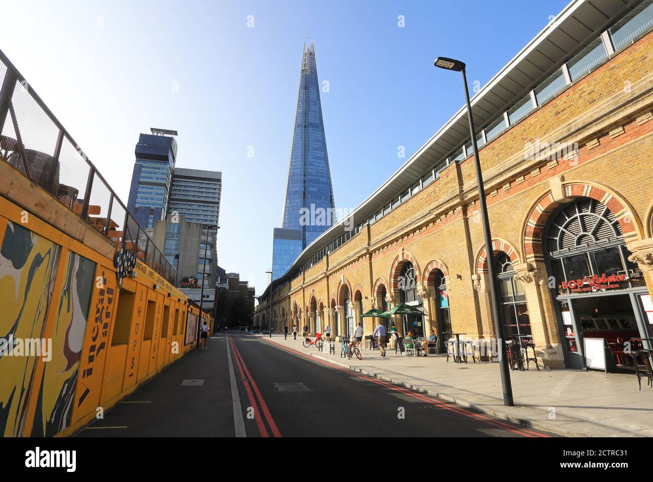 Die Fassade des Bahnhofs London Bridge, an der St Thomas Street in Southwark, SE London, mit dem Shard Wolkenkratzer Beyond, Großbritannien Stockfoto