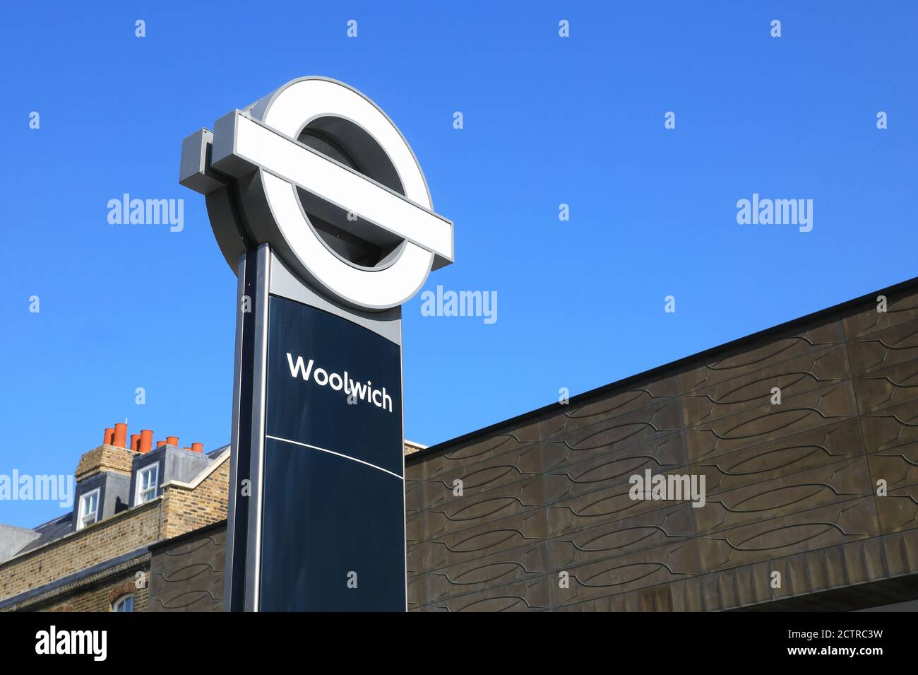 Außenansicht des neuen Crossrail-Bahnhofs in Woolwich, der demnächst eröffnet wird, im Südosten von London, Großbritannien Stockfoto