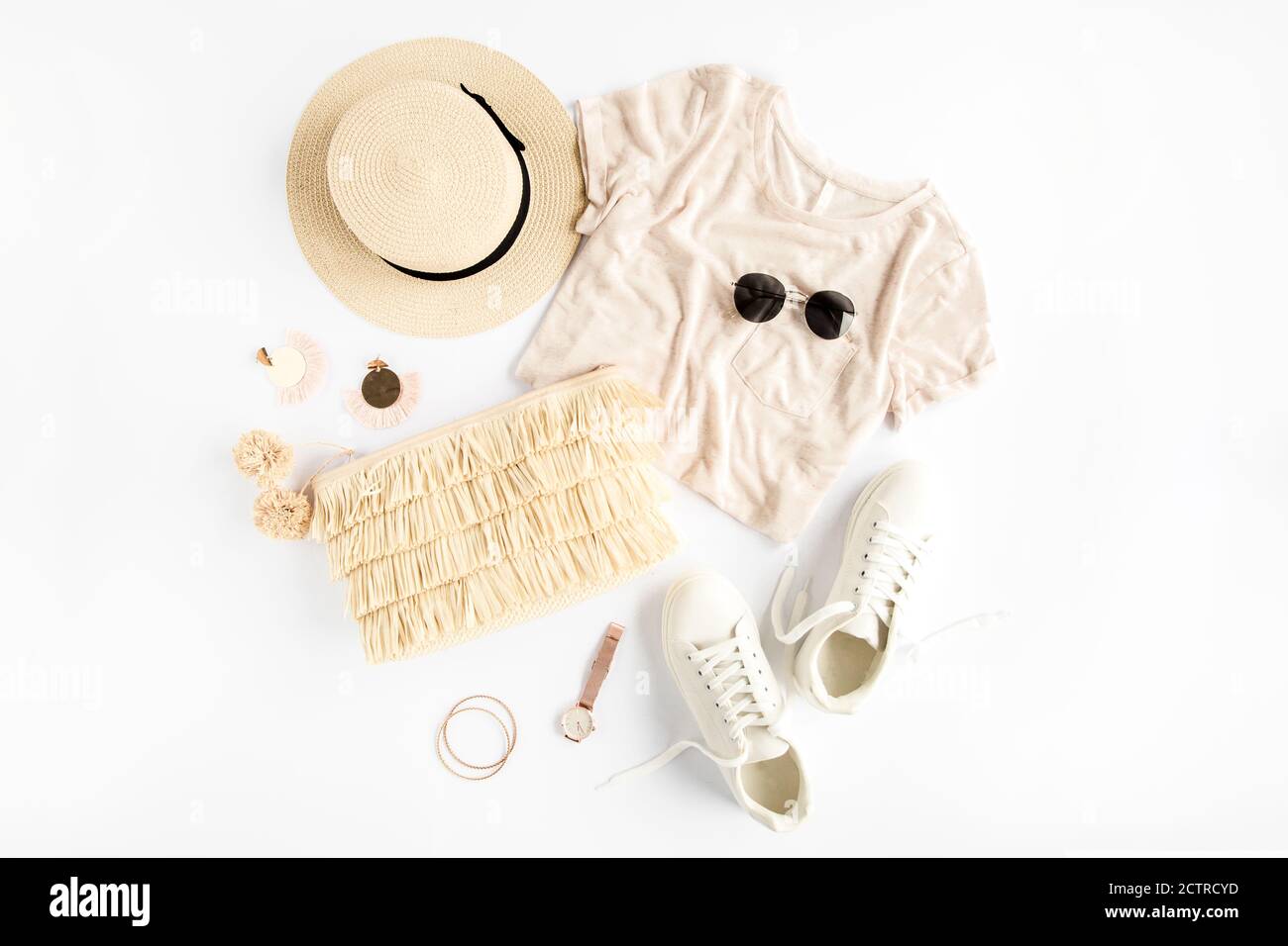 Frau Sommerkleidung Reise, Collage auf weißem Hintergrund. Strohhut, Tasche, Sonnenbrille und Turnschuhe. Draufsicht, flach liegend Stockfoto