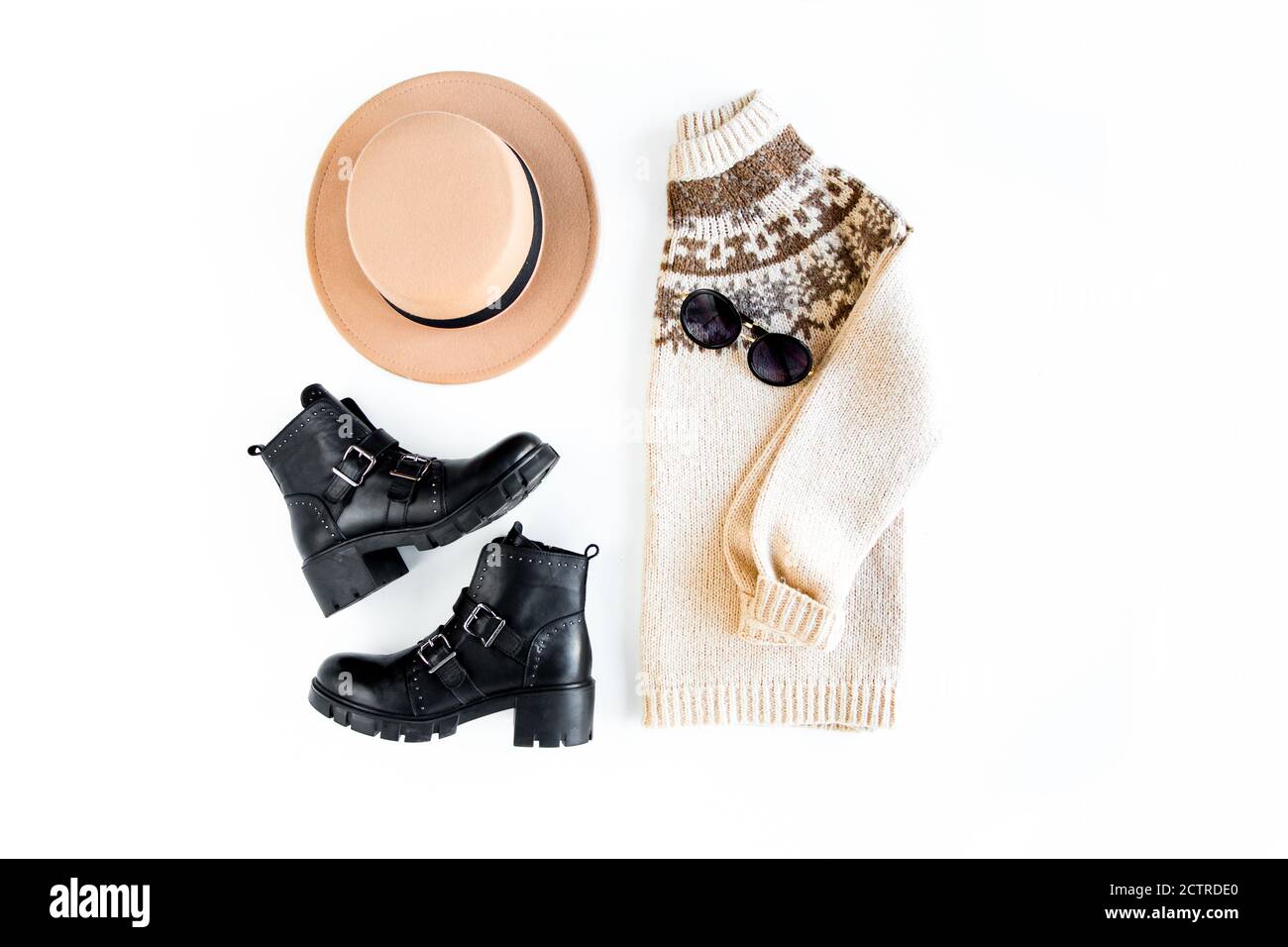 Frauen Mode Kleidung und Accessoires. Feminine Jugend Collage Draufsicht. Flache Damen-Optik mit warmem Pullover, Jeans, Stiefel. Draufsicht. Stockfoto