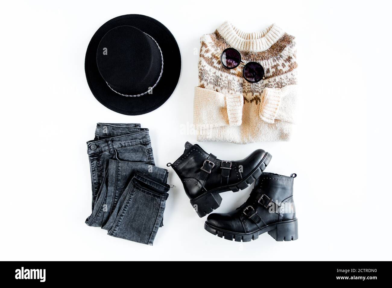 Frauen Mode Kleidung und Accessoires. Feminine Jugend Collage Draufsicht. Flache Damen-Optik mit warmem Pullover, Jeans, Stiefel. Draufsicht. Stockfoto