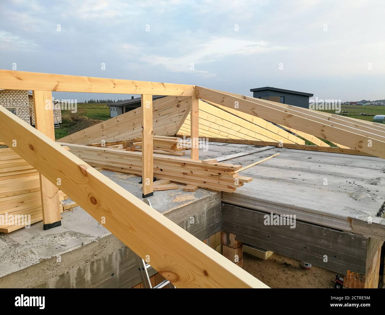 Holzträgerbalken für den Neubau des Daches auf der Baustelle Stockfoto