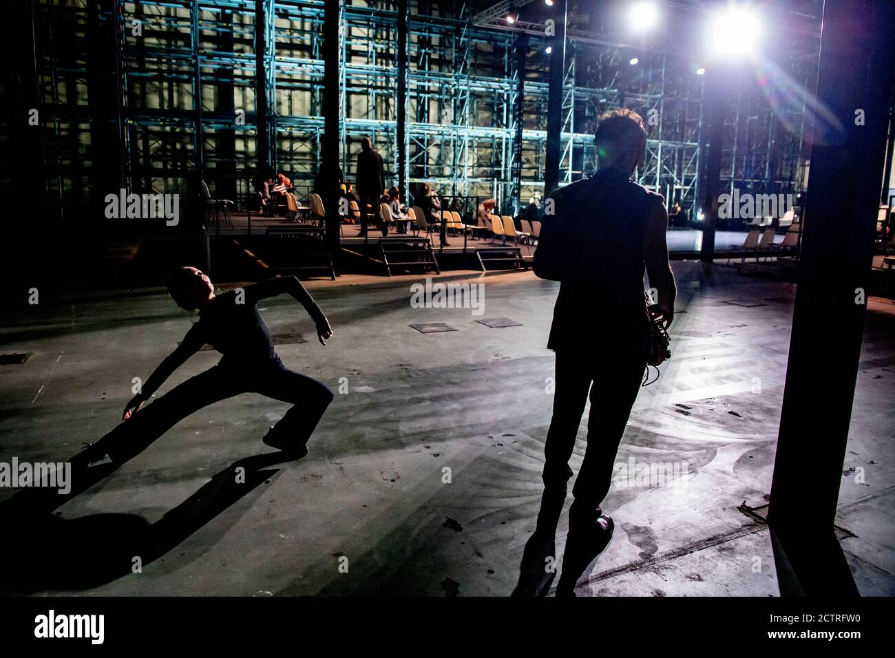 Ein Choreograf führt den Tanz für die neue Saison.das Scapino Ballett Rotterdam hat einen ganz besonderen Ort gefunden, um aus der neuen Saison zu tanzen, bekannt als Van Nelle Factory, Rotterdam Ikone und Welterbe, wo exotischer Kaffee einst in neue Geschmacksrichtungen gemischt wurde, Aufgrund covid-19 Pandemie .die Gruppe der jungen Choreografen und Musiker mischt verschiedene Stile von Tanz und Musik. Stockfoto