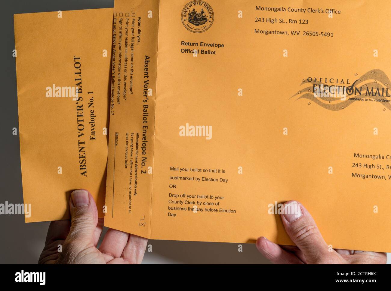 Zwei Umschläge, die in West Virginia für Abwesenheitsabwesende oder Einsendung verwendet werden Abstimmung in der Präsidentschaftswahl Stockfoto