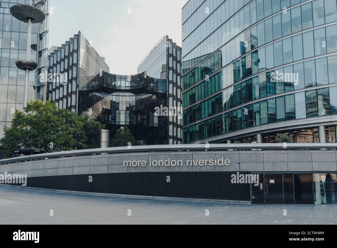 London, Großbritannien - 25. August 2020: Namensschild und Bürogebäude auf More London, Teil der London Bridge City Area, die das Rathaus, The Scoop am umfasst Stockfoto