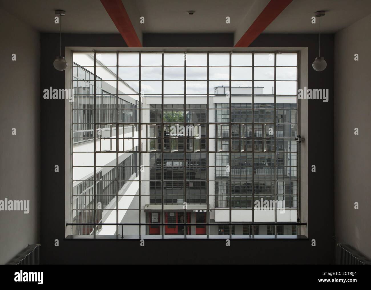 Fenster des Nordflügels des Bauhausgebäudes nach Plänen des deutschen modernistischen Architekten Walter Gropius (1925-1926) in Dessau in Sachsen-Anhalt. Stockfoto