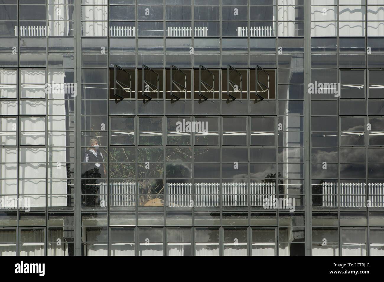 Mechanisch geöffnete Fenster im Werkstattblock des Bauhausgebäudes des deutschen modernistischen Architekten Walter Gropius (1925-1926) in Dessau in Sachsen-Anhalt. Stockfoto