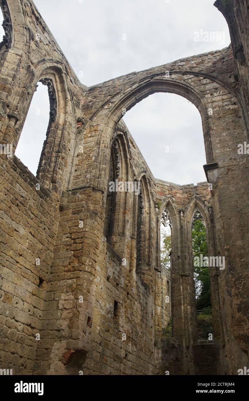 Romantische mittelalterliche Ruinen der ehemaligen Klosterkirche im Kloster Oybin in Sachsen. Stockfoto