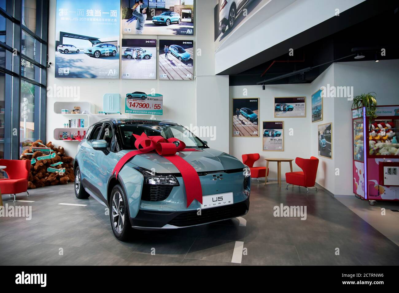 Ein Aiways U5 Elektroauto Wird In Einem Firmengeschaft In Shanghai China Am 22 September 2020 Ausgestellt Bild Aufgenommen Am 22 September 2020 Reuters Aly Song Stockfotografie Alamy