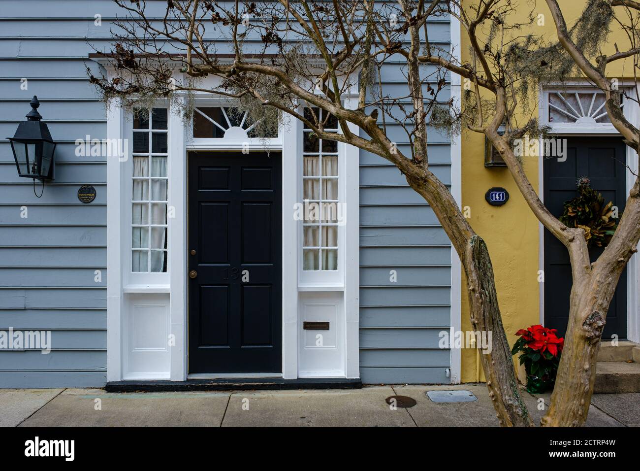 CHARLESTON, SOUTH CAROLINA - CA. DEZEMBER 2019: Leere Straße im French Quarter von Charleston Stockfoto