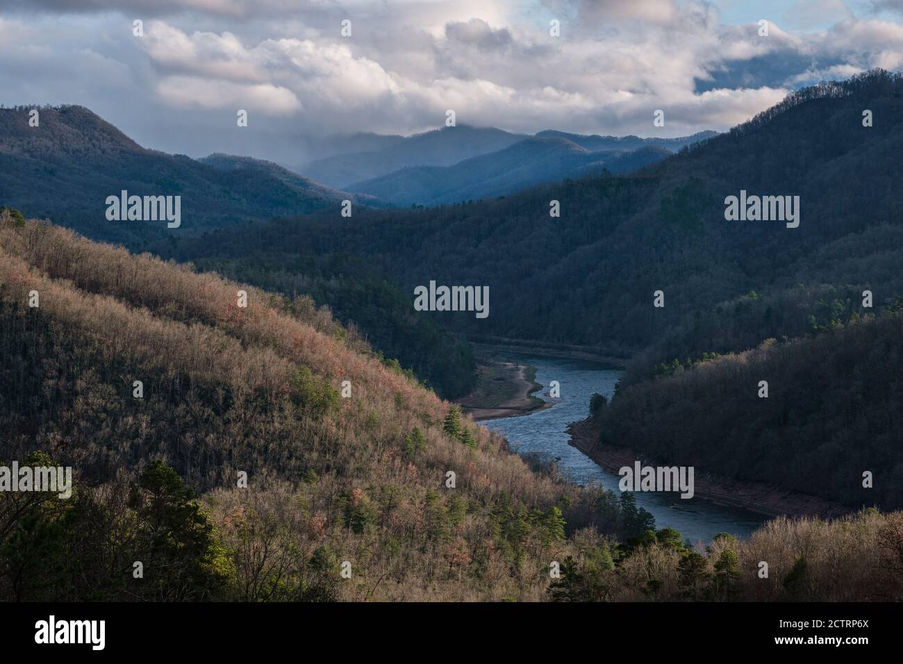 BRYSON CITY, NORTH CAROLINA - CA. DEZEMBER 2019: Blick auf den Tuckasegee River und die Berge vom Lakeview Drive in der Nähe von Bryson City, im Smoky Mo Stockfoto