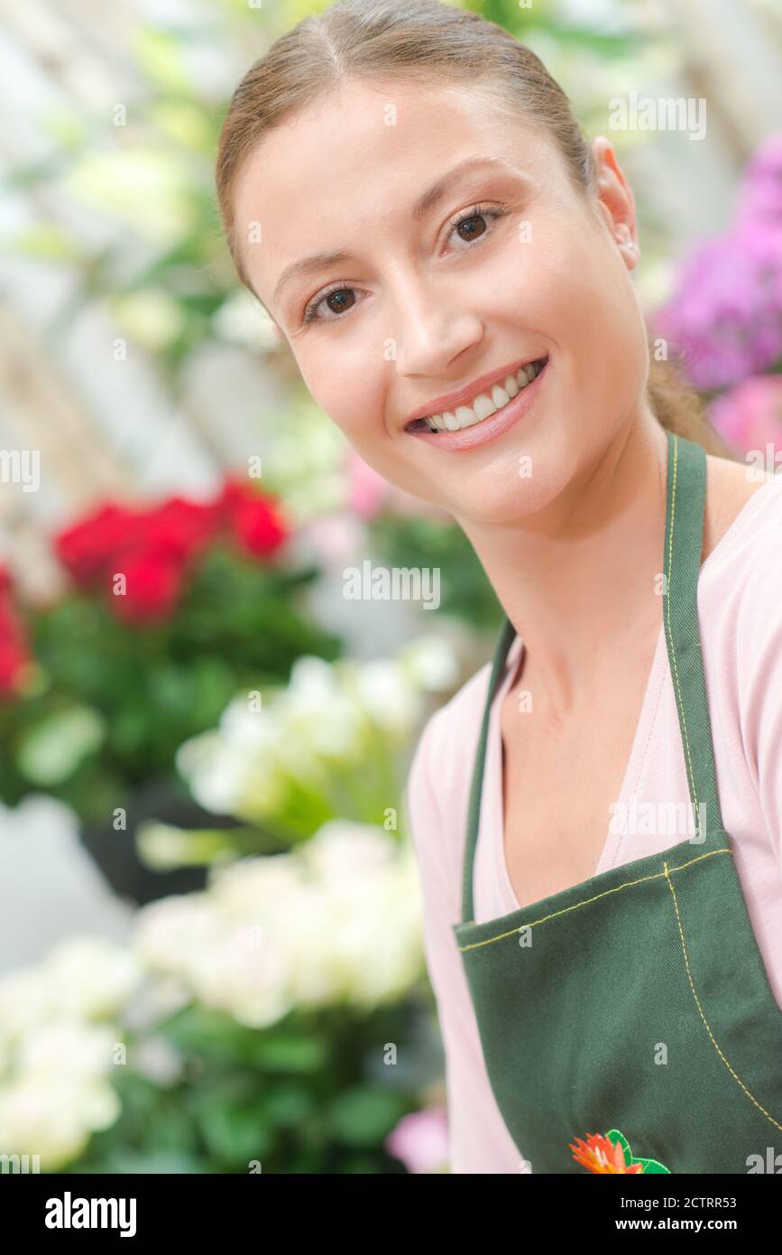 Ein hübscher Florist lächelt an der Kamera Stockfoto